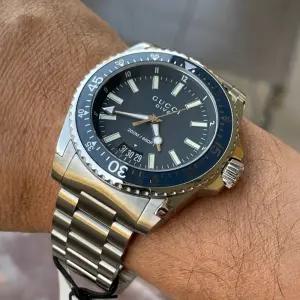 구찌 다이브 청판 200m 방수 남성 메탈시계 YA136203