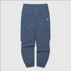 엄브로 PTR 우븐 워밍업 조거 팬츠 /  BERING SEA UR121SPT39