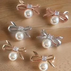 [신상오픈런]여성용 진주 큐빅 포인트 실버 리본 귀걸이 (32328367)