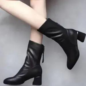 [신상오픈런]여성 시크 무드 블랙 광택 통굽 앵클 부츠 (42009610)