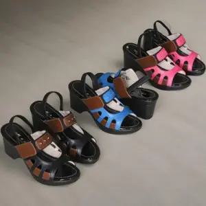 [신상오픈런]여성 컬러 가죽 슬링백 샌들 통굽 징 장식 (36232550)