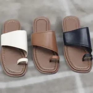 [신상오픈런]여성 여름 바캉스 사각코 가죽 발가락 플랫 샌들 슬리퍼 (39187564)