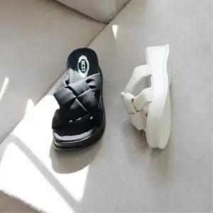 [신상오픈런]여성 꼬임 스트랩 푹신 통굽 슬리퍼 (39184441)