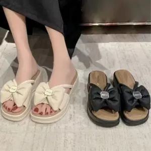 [신상오픈런]여성 리본 장식 통굽 키높이 쿠셔닝 슬리퍼 샌들 (39183373)