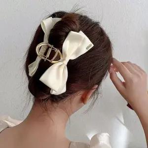 [신상오픈런]여성스러운 리본집게핀 하객 소개팅 실키 머리핀 (30488702)