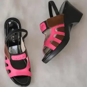 [신상오픈런]여성 컬러 가죽 스트랩 징 장식 통굽 슬링백 샌들 (36391395)