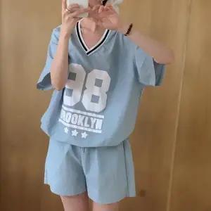 여성 프린트 브이넥 스트링 반팔 티셔츠와 블록코어 반바지 세트