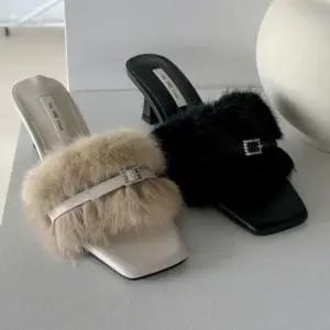 세련된무드 리얼밍크 퍼 트리밍 큐빅 스트랩 여성 미들힐 뮬 5FWY