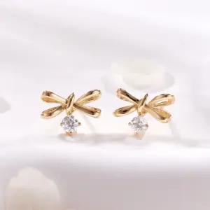 갤러리아 [비앤비골드] 14K 쁘띠 매듭 리본 큐빅볼 침귀걸이 한쌍 MNE42426