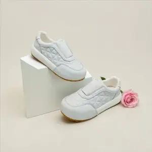 [갤러리아] 고세 데일리 여성 와이드핏 누빔 쿠션 슬립온 스니커즈 GZP6S019 화이트 4cm