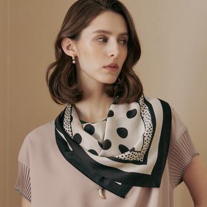 [MAXZA] 빅 도트 스퀘어 프레임 스카프