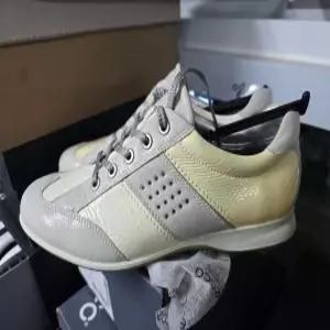 에코 여성 골프화 250사이즈 스니커즈 캐주얼 골프신발 스파이크리스