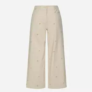 [써스데이아일랜드](T262MPT141W)플라워 모티브 자수바지