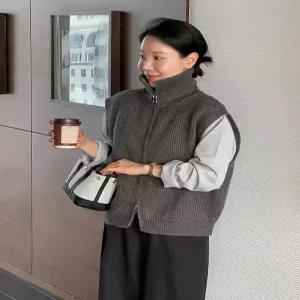 비앙 하이넥 루즈핏 니트 조끼 집업 (one color)