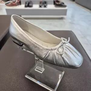 [ELCANTO]엘칸토 HC11 양가죽 여성 플랫 1CM 세미정장 플랫 펌프스 Q7T3U61Q391 (S46766148)