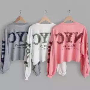 [신상오픈런]여성 빅 레터링 배색 라운드 퍼프 크롭 오버핏 맨투맨 (40953241)