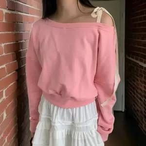 [신상오픈런]원숄더맨투맨 리본끈 크롭스웨트셔츠 시보리 (30848342)