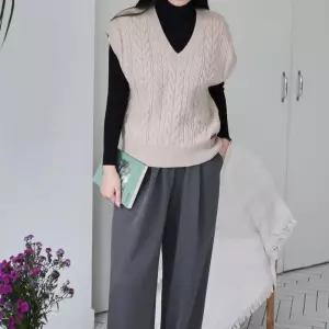 [신상오픈런]여자 꽈배기 라벨 브이넥 베이직핏 가을 겨울 니트조끼 (42357282)