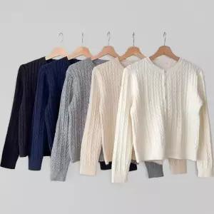 [신상오픈런]여성 스티치 다용도 포켓 버튼 라운드넥 가을 니트 베스트 (41502949)