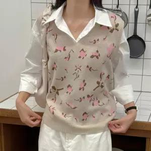 [신상오픈런]여성 하객 패션 포인트 꽃무늬 브이넥 가을 배색 니트 베스트 (39181210)