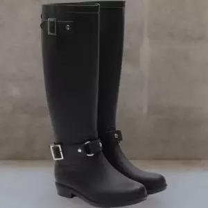 [신상오픈런]여성 블랙 무광 사각 버클 고무 롱 레인 부츠 (39139946)