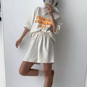 [신상오픈런]드롭숄더 브이 키치 나염 레터링 쭈리 반팔맨투맨 반바지 (31996215)