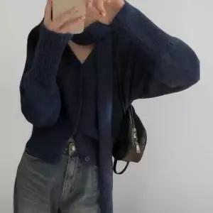 [신상오픈런]여성용 루즈핏 브이넥 타이넥 도톰 니트 가디건 (42297467)