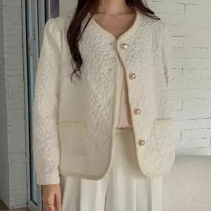 [신상오픈런]하트퀼팅 볼륨 노카라 바인딩 금장단추 아이보리 봄자켓 (30094133)