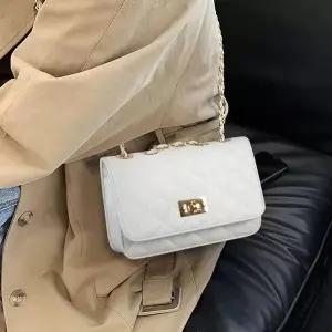 [셀러에이드]CH22606T 여행 쇼퍼백 여성 백 패션잡화 겨울 백 반달 여행 뽀글이