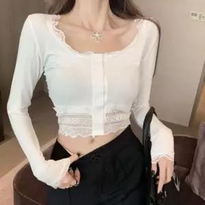[의류] 크롭 티셔츠 밑단 소매 물결 레이스 앞단추 데일리룩