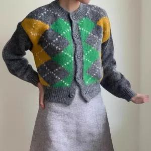 [신상오픈런]여자 배색 비비드 패턴 아가일니트 라운드넥 가디건 (41432266)