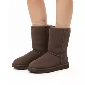 어그 [24FW][WOMEN] 오버로크 스티치 숏 부츠 (클래식 II) - 번트 시더 / 1016223BCDR 229095