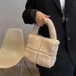 여자 유니크 뽀글이 퀼팅 스퀘어 디자인 탑핸들 미니 토트백