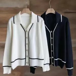 [신상오픈런]여성 레이온 금속단추 트임카라 니트 가디건 (41913346)