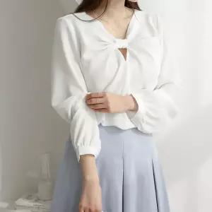 [신상오픈런]꼬임 브이넥 하늘색 루즈핏 무지 흰블라우스 긴팔셔츠 (30098634)