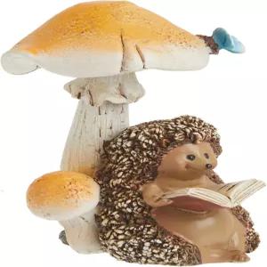 버섯 동상 아래 최고의 컬렉션 미니어처 요정 정원과 테라리움 고슴도치 독서 책