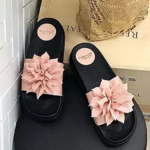 인기상품 아름다운 꽃 코사지가 달린 플로라 슬리퍼 3color [W3F9349_260310]