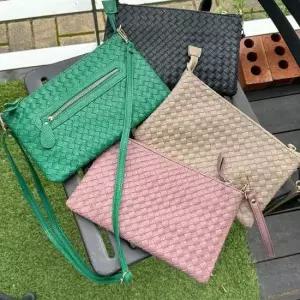 [패션] 유니크한 데일리 클러치 겸용 크로스백 탈부착 가능 스트랩 필수 소지품 보관 세련된 패션