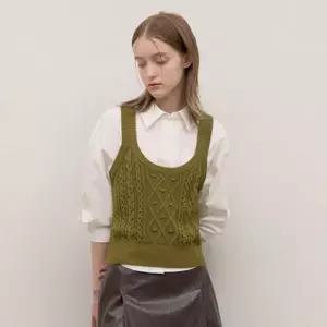 [롯데백화점]시스티나 크롭 꽈배기 케이블 니트 조끼 베스트-ASKVTO31010