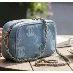 샤넬 데님 노벨티 크로스바디 메이크업 파우치 골드 액센트 GWP VIP
