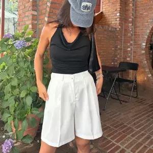여자 4부 투핀턱 다크 넓은 백밴딩 SS 반바지 (37738792A)