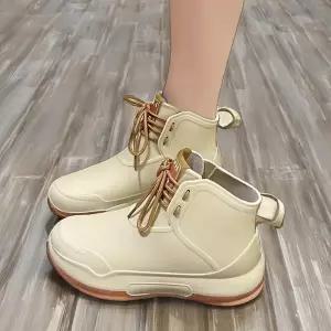 [디작소]여성 세련된 느낌 운동화 스타일 앵클 레인부츠 (36460609)