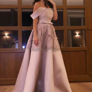 맞춤형 A 라인 이브닝 드레스 바닥 길이 오프 숄더 민소매 댄스 파티 드레스 패션 꽃 스팽글 드레이프 파티 드레스