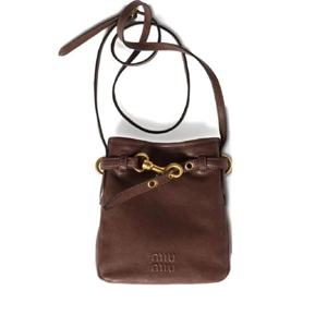 미우미우 엠보스드 로고 레더 파우치 5NR461AEFX