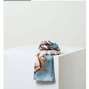 [닥스핸드백] 블루 체인패턴 롱 실크 스카프DCSC6E014T2