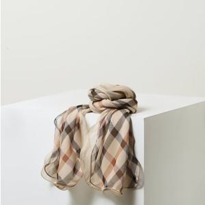 [닥스핸드백] 브라운 체크 롱 실크 스카프DCSC6E290W2