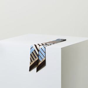 [헤지스] 블루 스트라이프 실크 스카프 HIMU4F813B1