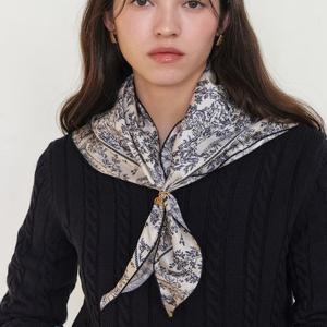 [헤지스] 네이비 삼각링 러플 실크 스카프[HISC5E331N2]