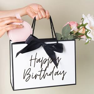 TEMU 1개, 종이 레터 프린트 디자인의 기쁜 생일 선물 가방입니다. 가볍고 접을 수 있는 쇼핑 핸드백으로, 친구, 자매, 어머니, 할머니를 위한 선물로 완벽합니다. 세련된 블랙 앤 화이트 색상으로 제공됩니다.