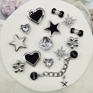 TEMU ABS 수지로 제작된 장식용 참 14개 세트입니다. 번개, 꽃, 라인스톤, 별, 바이올린 디자인으로 구성되어 있으며 신발 장식에 적합합니다. 이 인조 비즈와 리본 묶음은 다기능입니다.